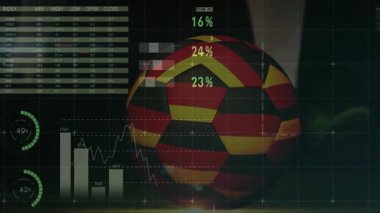 Okulda, küresel veri analizlerinin üst üste geldiği renkli futbol topunun animasyonu. Spor, teknoloji, futbol, küreselleşme, dijital, grafikler