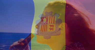 Andorra bayrağı ve silah animasyon örtüsüyle şişeden içmek. İçecek, ulusal, kültür, gelenek, amblem, sembolik