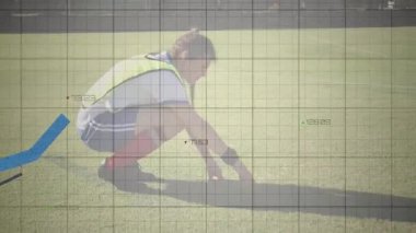 Grafik ve veri ile sahada çömelmiş kişi animasyonu örtüyor. Teknoloji, yenilik, analitik, iş, fütüristik, dijital