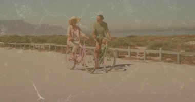 Kıyı şeridi boyunca bisiklet süren iki kişi klasik animasyon sahnesinde. Bisiklet, deniz kenarı, retro, açık hava, boş zaman, eğlence