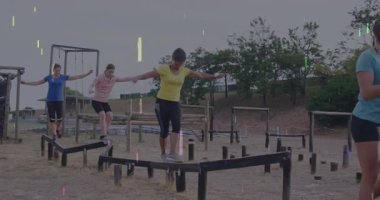 Açık hava engelli parkurunda dengede duran kadınlar renkli yıldız animasyonu ile örtüşüyor. Macera, meydan okuma, açık hava, takım çalışması, aktivite, hareket