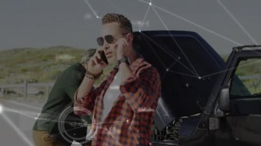 Telefonda konuşan, araba arızalı ve animasyon kaplamalı güneş gözlüklü adam. Otomobil, yol kenarı, acil durum, teknoloji, mekanik, yardım