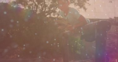 Ayakkabı bağcıklarını bağlamak, güneş ışığında soyut animasyon desenleri olan biri. Ayakkabılar, açık havada.