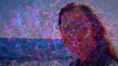 Okyanusun yanında renkli soyut desenleri animasyon tarzında olan biri duruyor. Plaj, yaz, tatil, rahatlama, dijital sanat, yaratıcılık