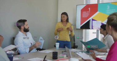 Sunum, sosyal medya tebligatıyla iş dünyası toplantısı. Takım çalışması, işbirliği, beyin fırtınası, pazarlama, strateji, dijital
