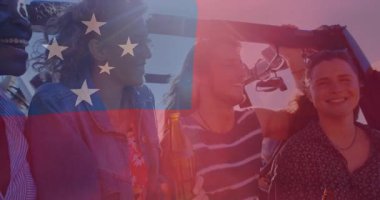 Samoa bayrağıyla kutluyorlar, bir grup arkadaş birlikte parlak güneş ışığının tadını çıkarıyorlar. Kutlama, dostluk, birlik, açık hava, yaz, çeşitlilik