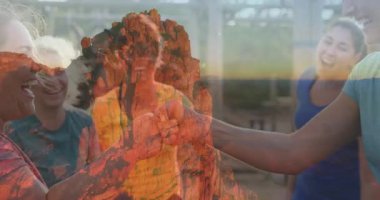 Gülen kadınlar arka plandaki dağ manzarasının animasyonuyla el sıkışıyorlar. El sıkışma, işbirliği, arkadaşlık, işbirliği, anlaşma