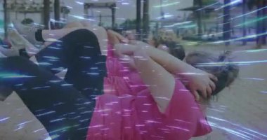 Açık havada egzersiz yapan, dinamik ışığı olan insanlar parktaki animasyonları örtüyor. Fitness, egzersiz, aktivite, hareket, teknoloji, eğlence