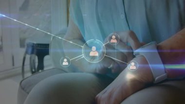 Animasyondaki dijital ağ bağlantılarını araştıran akıllı ve yaşlı bir insan. Teknoloji, bağlantı, son sınıf, yenilik, giyilebilir, iletişim