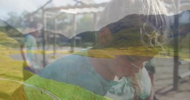 Engel parkurunda koşan, manzaralı yeşil tepeler ve göl manzaralı çocuk. macera, doğa, açık hava, egzersiz, eğlence, rekabet