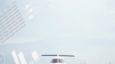 Veri görselleştirmesi animasyonu ve dünya haritasıyla pistte özel bir jet. Havacılık, teknoloji, küresel, analitik, iş seyahati, yenilik