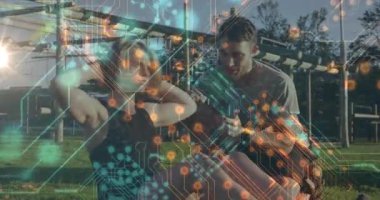 Yeşil çimenler üzerinde egzersiz yapan insanlar üzerinde devre desenli animasyon. Fitness, teknoloji, egzersiz, dijital, etkileşim, etkinlik