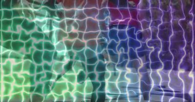 Okulda, renkli soyut desenleri gösteren animasyonlar insanları hareket halinde tutuyordu. yaratıcılık, çeşitlilik, hareket, dinamik, canlı, ifade