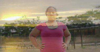 Kendine güvenen, elleri günbatımı manzarası animasyonunda olan bir kadın. Güven, güçlenme, güç, ufuk, siluet