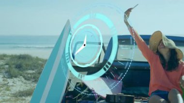 Güneş şapkalı kadın sahilde sörf tahtası ve dijital saat animasyonuyla eğleniyor. Tatil, seyahat, sörf, yaz, okyanus, boş zaman