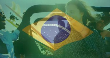 Brezilya bayrağını tutan, animasyon kaplamalı arabadaki gençler, birlikte gülümsüyorlar. Kutlama, vatanseverlik, seyahat, arkadaşlar, macera, birlik