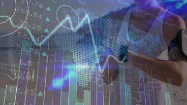 Finansal veriler ve akıllı kaset kullanan kişi üzerinden küresel bağlantılar. Teknoloji, dijital, yenilik, bağlantı, finans, iletişim