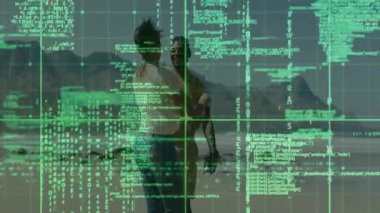 Sahilde dijital veri ve kodlama ile yürüyen insanlar animasyonu örtüyor. Teknoloji, yenilik, bağlantı, gelecek, kodlar, ağ