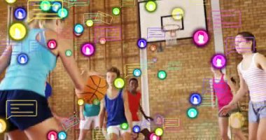 Okulda, çocuklar yüzen sosyal medya simgeleriyle basketbol oynuyorlar. Spor, takım çalışması, oyun alanı, rekabet, teknoloji, dijital