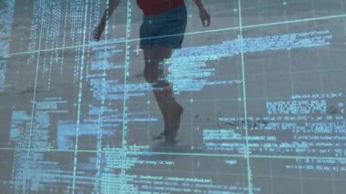 Sahilde yürüyen kişi dijital kodlama ve ızgara animasyonuyla örtülmüş. Teknoloji, sanal, fütüristik, siber, grafikler, kaplama