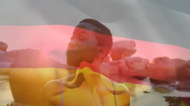 Sahilde, elinde bayrak tutan bir kadın günbatımına karışan bir animasyon. Tatil, tatil, el sallama, yaz, deniz kıyısı.