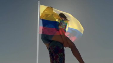 Ekvador bayrağı sallayan, güneşli bir günü dışarıda geçiren, birlikte neşeli hisseden bir çift. Tatil, seyahat, vatanseverlik, kutlama, bağ, mutluluk