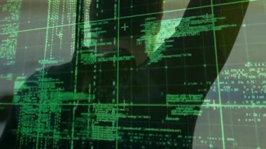 Okuldaki kişinin siluetini kaplayan kodlama ve veri şebekesinin animasyonu. Teknoloji, eğitim, dijital, yenilik, veri görselleştirme, programlama