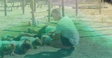 Okulda, çocuk dışarıda şınav çekiyor, koçluk yapıyor ve animasyon sağlıyor. Egzersiz, fitness, eğitim, sağlık, koçluk, çocukluk