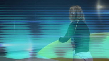 Sörf tahtası taşıyan, plaj sahnesini kaplayan mavi dalga animasyonlu sörfçü. Sörf, okyanus, su, yaz, spor, açık hava