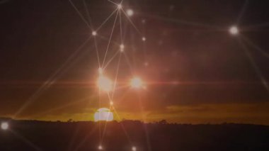 Ufukta parlayan bağlantı ağıyla gün batımı manzarası. Teknoloji, dijital, iletişim, yenilik, fütürist, akşam