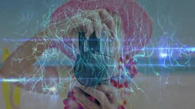 Pembe şapkalı kişi, elektrikli ışık animasyonu ile fotoğraf çekiyor. Fotoğraf, yaratıcılık, teknoloji, neon, canlı, dijital