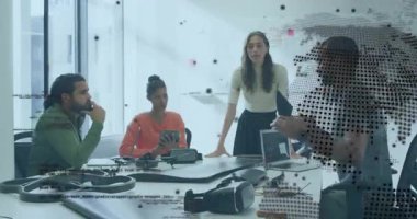 Ofiste işbirliği yapıyor, çeşitli takımlar dijital küre ve verilerle animasyon kullanıyor. Takım çalışması, işbirliği, teknoloji, küresel, yenilik, iş