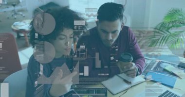 Dijital veri animasyonu üzerinden finansal grafikleri ve grafikleri analiz eden çeşitli meslektaşlar. Finans, analitik, takım çalışması, veri analizi, işbirliği, teknoloji