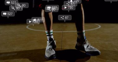 Basketbol sahasında, oyuncu sosyal medya bildirimleri animasyonuyla pratik yapıyor. atlet, antrenman, teknoloji, spor, hareket, bağlantı