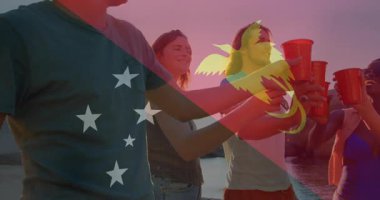 Bir grup arkadaş Papua Yeni Gine bayrağı animasyonu için kadeh kaldırıyor. Kutlama, dostluk, ulusal gurur, birlik, kültür, çeşitlilik