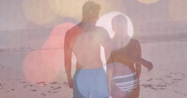 Sahilde kucaklaşan, bokeh ışık efektli çift romantik animasyon yaratıyor. Aşk, gün batımı, aşk, okyanus, sihir, tutku