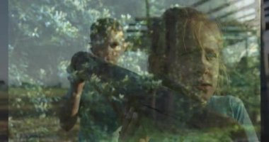 Ağaç gövdesini tutmak, okul arka planında doğa animasyonu olan bir çocuk. çevre, eğitim, koruma, yeşillik, manzara, büyüme