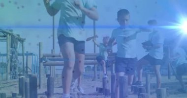 Engel parkurunda koşan, mavi ışıklı çocuklar okulda. Yarış, rekabet, çeviklik, takım çalışması, meydan okuma, hareket