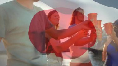 Sahilde kırmızı bardaklarla kadeh kaldıran arkadaşlar soyut kırmızı şekilli animasyonlar üzerinde. Kutlama, plaj partisi, arkadaşlık, yaz, toplanma, içkiler
