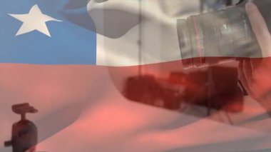 Kamerayı Şili bayrağının üzerinde tutmak, elleri fotoğrafçılığı ve ulusal gururu yakalamak. Vatanseverlik, kültür, seyahat, miras, kimlik, kutlama