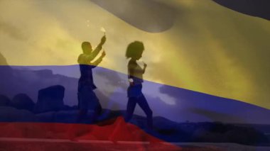 Ateşle hokkabazlık yapmak, Kolombiya bayrağı üzerinde kayalık manzarası olan siluet içindeki biri. Performans, tehlike, Kolombiya kültürü, gece gökyüzü, elementler, sanatçılık