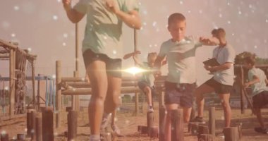 Engelli parkurlarda yön bulma, dijital ağ animasyonu olan çocuklar okulda üst üste biniyor. Teknoloji, eğitim, yenilik, meydan okuma, takım çalışması, işbirliği