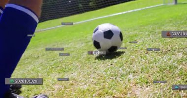 Futbol topunu tekmelemek, sahadaki dijital veri etiketlerinin animasyonunu yapan oyuncu. Spor, teknoloji, atlet, fütüristik, analitik, hareket