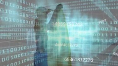 Dijital verilerin animasyonuyla etkileşimde, siluetli kişi numaraları analiz ediyor. Teknoloji, analiz, yenilik, fütüristik, iletişim, etkileşim