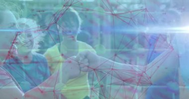 İnsanlar ağ bağlantıları ve veri işleme animasyonları ile yumruk tokuşturuyor. Takım çalışması, işbirliği, dijital, teknoloji, bağlantı, iletişim