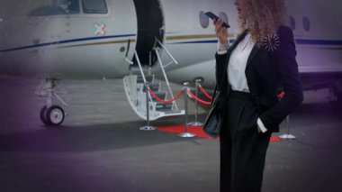 Telsizden konuşan iş elbiseli kadın özel jet animasyonunun yanında. Havacılık, şirket, iletişim, teknoloji, lüks, yürütme