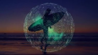 Gün batımında dijital ağ animasyonuyla sahilde yürüyen sörfçü. Sörf, teknoloji, ağ, okyanus, siluet, su