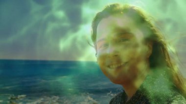 Sahilde, yeşil ışık animasyonu sahnesiyle gülümseyen kişi. Tatil, tatil, neşe, mutluluk, aydınlanma, teknoloji