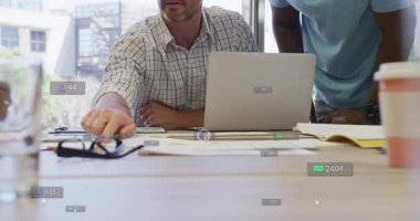 Çalışma ekibi sosyal medya antlaşma animasyonları ile çalışma masasında işbirliği yapıyor. İşbirliği, takım çalışması, dijital pazarlama, iş toplantısı, strateji, yenilik