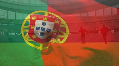 Portekiz bayrağı stadyum saha animasyonunda futbol oyuncularının üzerinde dalgalanıyor. Futbol, takım, antrenman, Portekiz, spor, ulusal bayrak